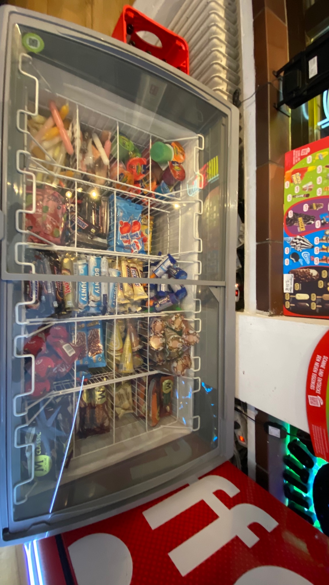 Gefriertruhe mit verschiedenen Eissorten